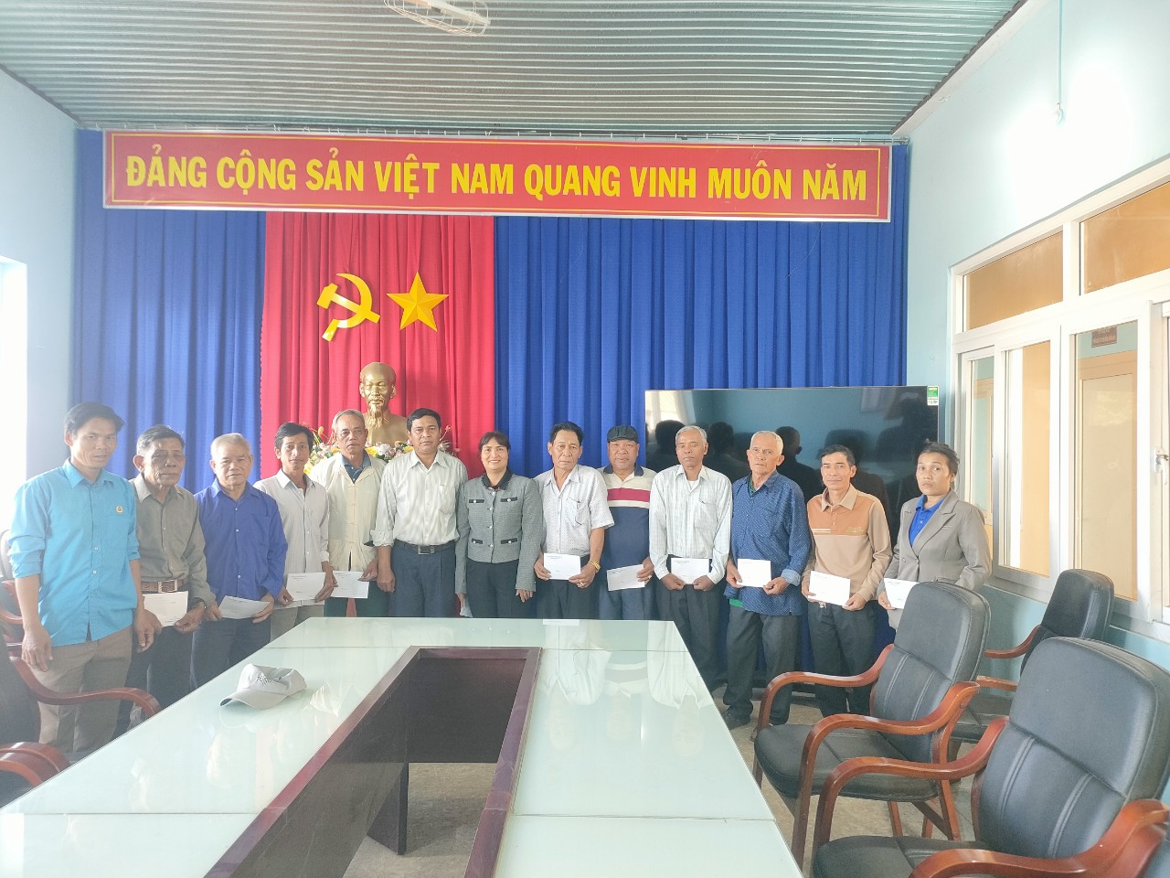 Lãnh đạo phòng Dân tộc huyện Krông Păc đến thăm, tặng quà cho người có uy tín trong đồng bào dân tộc thiểu số xã Krông Buk nhân dịp Tết Nguyên đán Giáp Thìn 2024